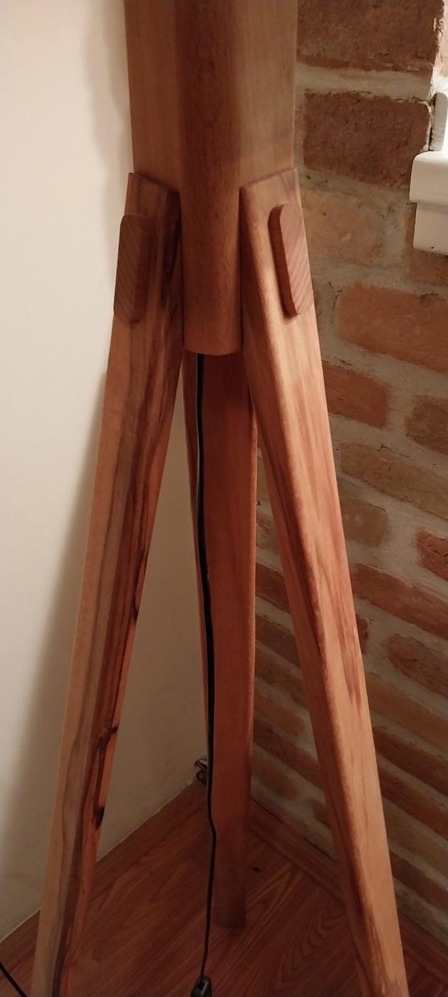 Яркая синяя игровая коробка
