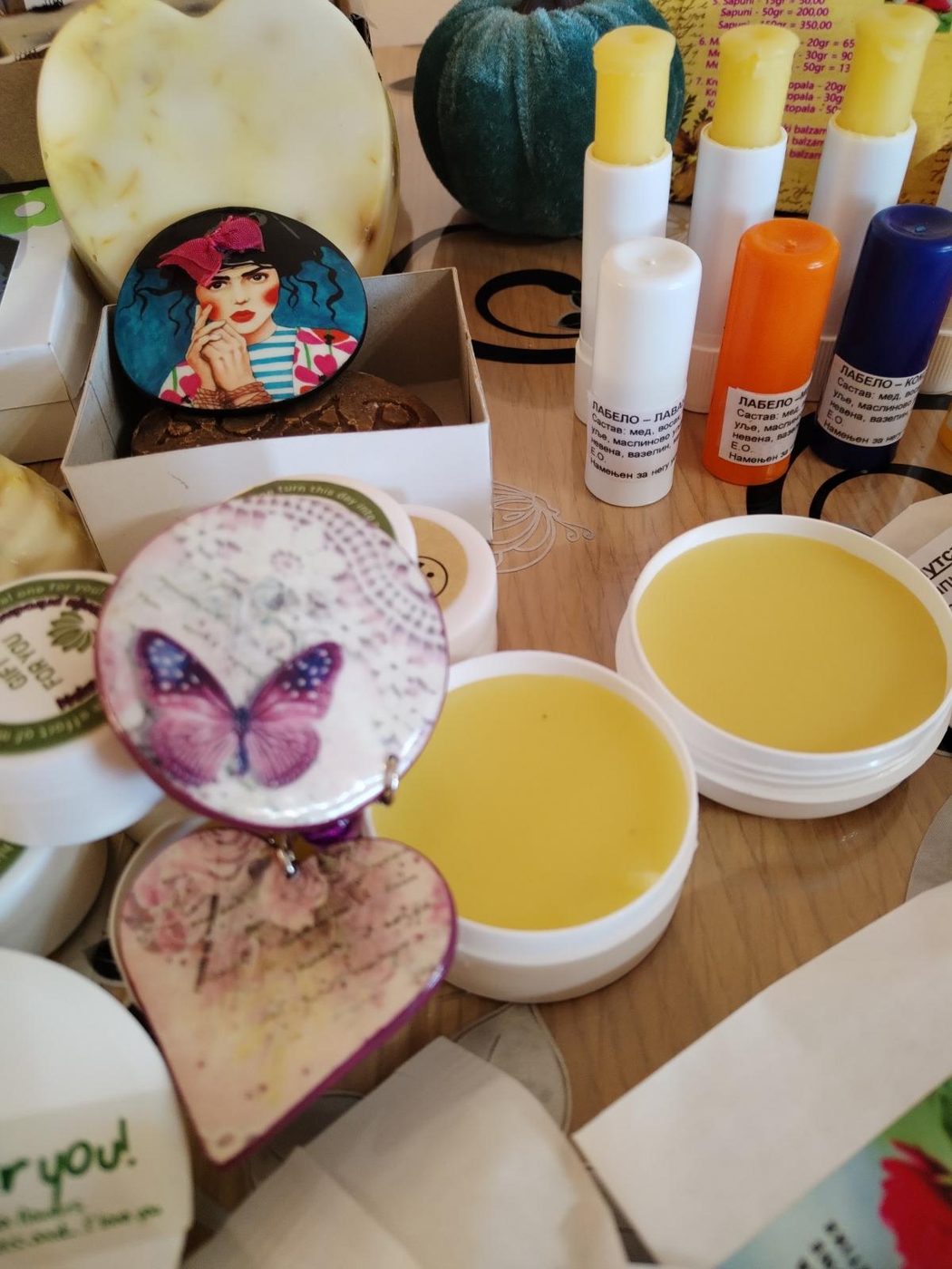 Праздничная коричневая деревянная игрушка