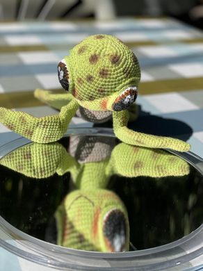 Яркая синяя деревянная игрушка
